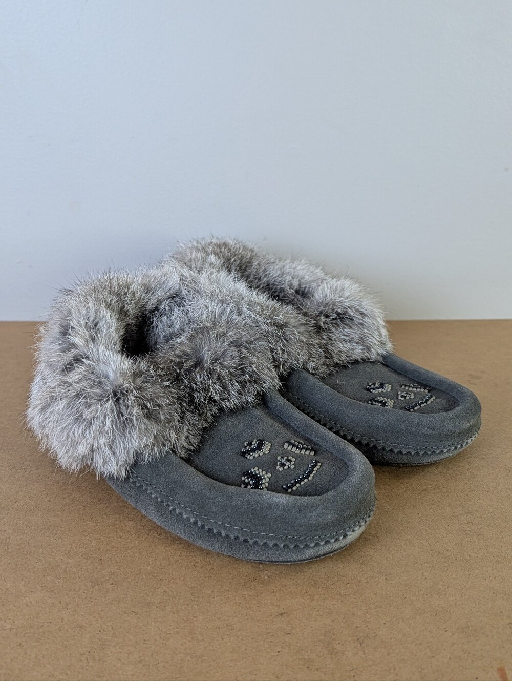 Manitobah Mukluks Grey Suede Beaded Mocassins w Real Fur Trim, Size 6